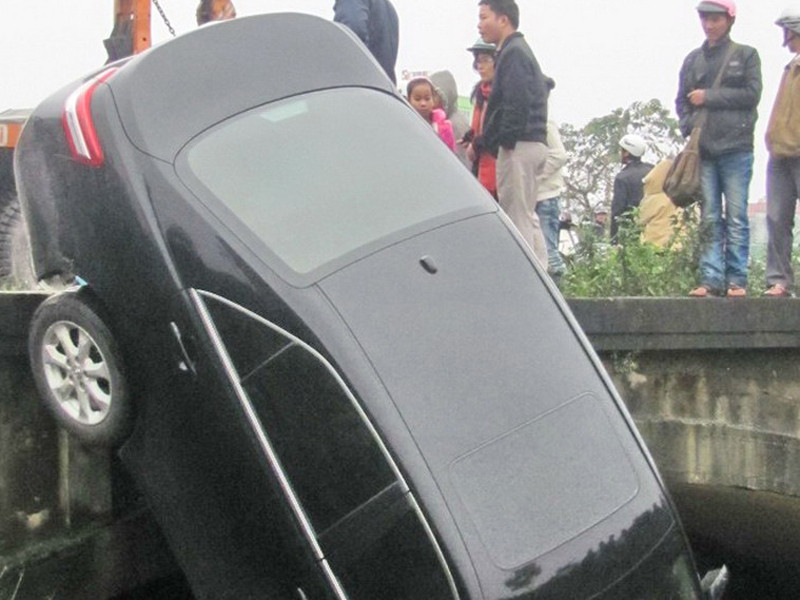 Xế hộp cắm đầu xuống kênh