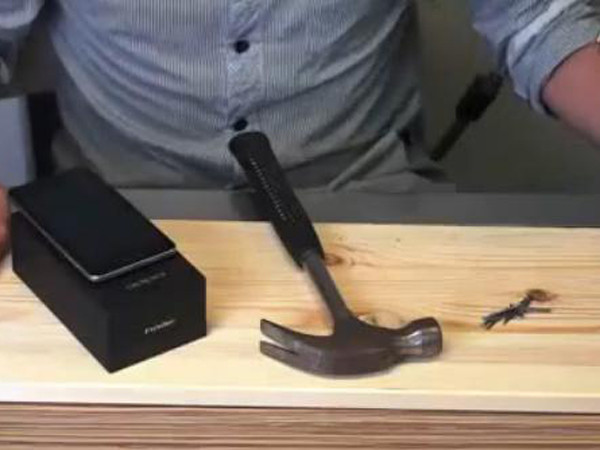 Smartphone mỏng nhất thế giới làm búa đóng đinh