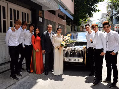 Phạm Quỳnh Anh về nhà chồng trên Rolls-Royce Ghost