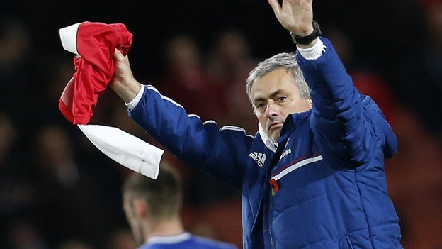 Mourinho xui quân đánh chiếm ngôi đầu