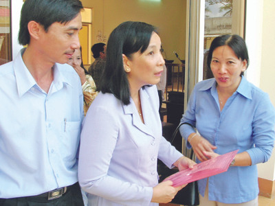 'Bên những phụ nữ lúc khốn đốn'