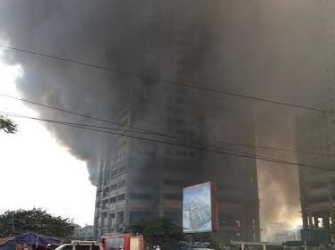 Cảnh khói đen khủng khiếp bao trùm chung cư đang xây