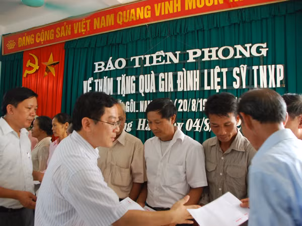 'Tiền Phong' trao quà cho các gia đình liệt sĩ TNXP hi sinh tại Ga Gôi năm 1966