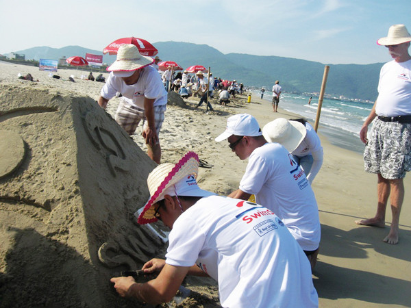 Du khách nặn tượng cát trên bãi biển