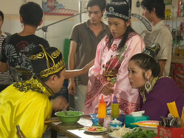 Hoài Linh, Chí Tài, Hồng Vân vào vai vợ chồng tay ba