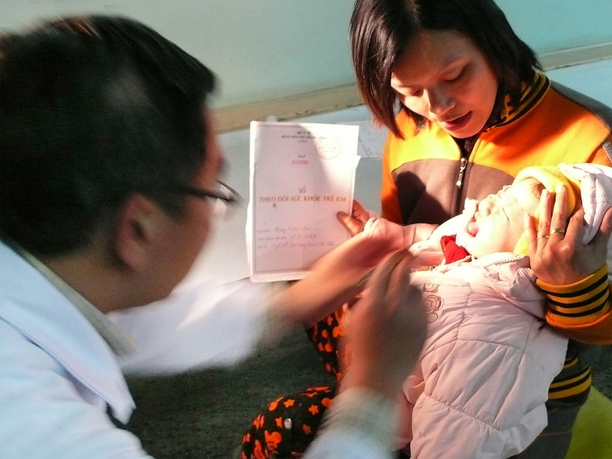 Giao mùa, trẻ nhập viện tăng đột biến