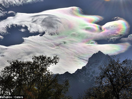 Cầu vồng tuyệt đẹp trên đỉnh Everest