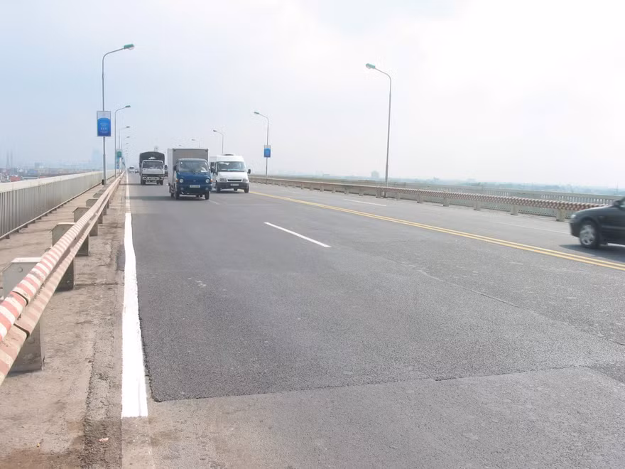 Một mảng mặt cầu Thăng Long vừa vá lại
