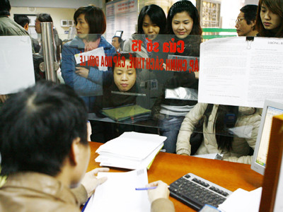 Người dân làm thủ tục tại Chi cục thuế Ảnh: Hồng Vĩnh