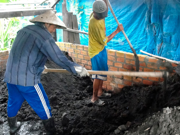 Nông dân Bình Thuận chế tạo phân hữu cơ từ bùn đen và rác