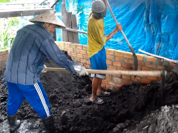 Nông dân Bình Thuận chế tạo phân hữu cơ từ bùn đen và rác