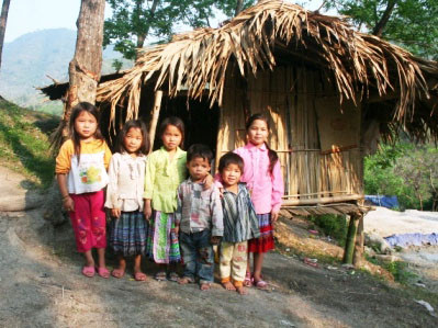 Cô bé 11 tuổi nuôi 5 em nhỏ ăn học