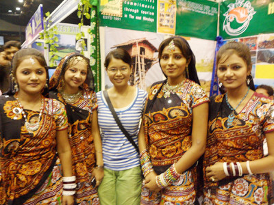 Thanh Huyền (giữa) cùng các vũ công tại Bollywood