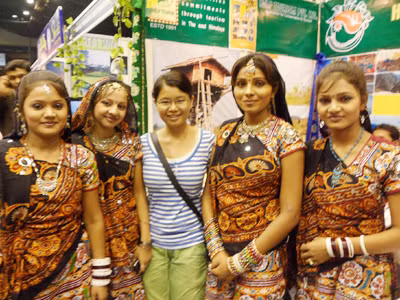 Thanh Huyền (giữa) cùng các vũ công tại Bollywood