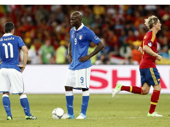 Vùi dập Italia, Tây Ban Nha vô địch Euro