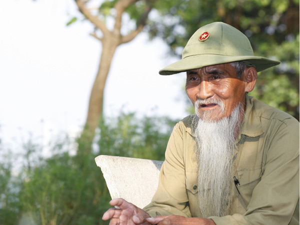 Cụ Hồ Ngọc Khiết ngồi bên hồ nghỉ ngơi sau một chặng đường dài