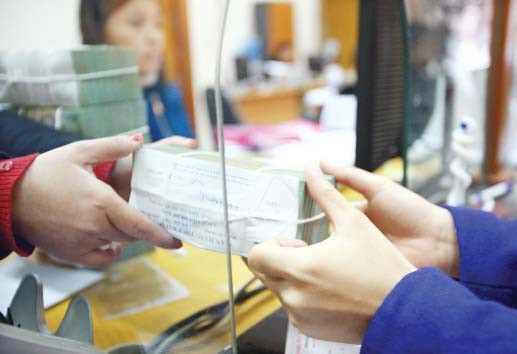 Hạ lãi suất, doanh nghiệp vẫn khó khăn