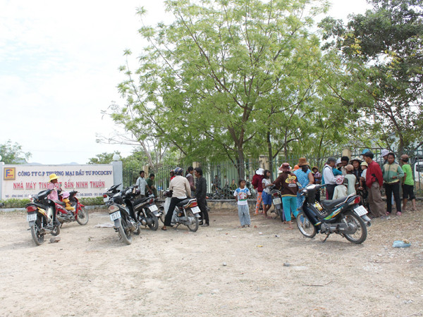 Người dân tụ tập trước nhà máy tinh bột sắn NT phản đối việc xả thải