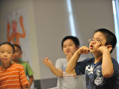 Giật mình trẻ 'tố' cô bằng cách tát bốp vào mặt