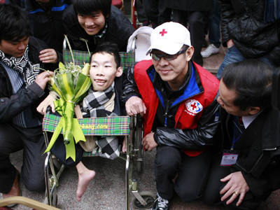 Lý Liên Kiệt và anh Nguyễn Công Hùng đại diện tiêu biểu cho thanh niên khuyết tật toàn quốc. Ảnh: Hồng Vĩnh