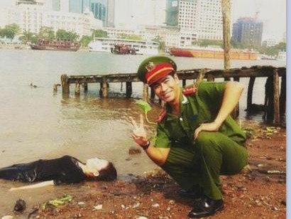 Sự thật về bức ảnh công an tạo dáng bên...xác chết
