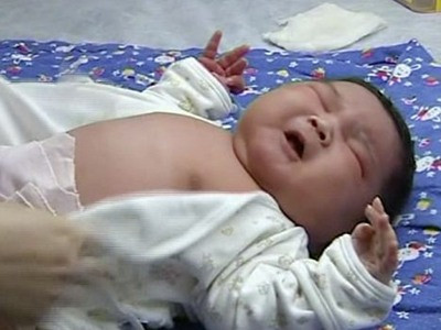 Bé trai sơ sinh nặng hơn 7kg