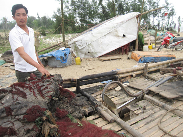 Dân kéo đến UBND huyện lúc nửa đêm