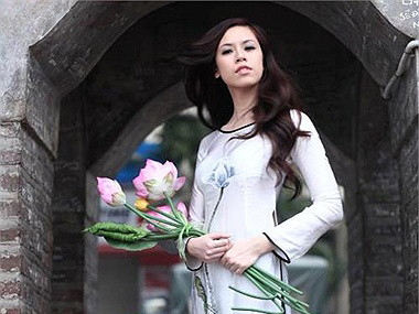 Hoa khôi trường báo diện áo dài khoe sắc bên Hồ Gươm