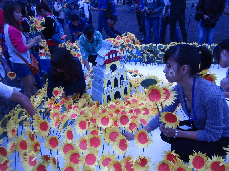 Nồng ấm 'mặt trời' dưới mưa