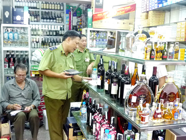 Thu hàng nghìn bao thuốc lá và rượu ngoại nhập lậu