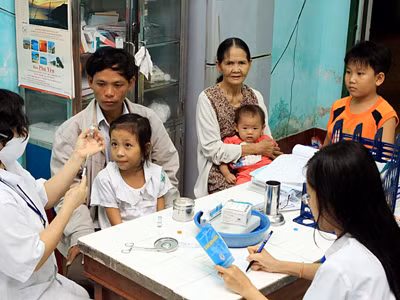 Kiểm tra vắc xin trước khi tiêm cho trẻ