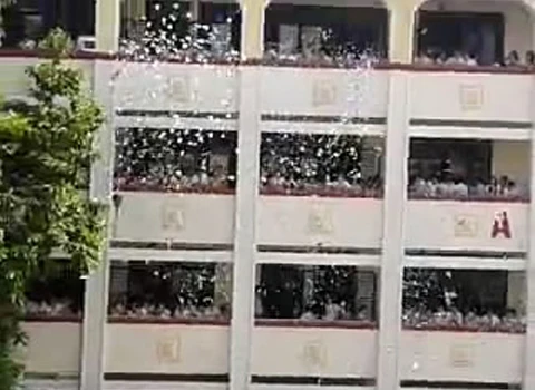 Hàng trăm học sinh xé đề cương Lịch sử trắng sân trường