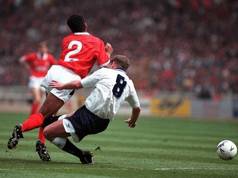 10 pha 'chặt chém' tai tiếng nhất lịch sử bóng đá