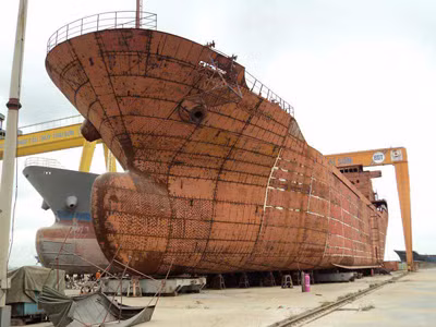 Tàu đóng dở, người lao động lay lắt Ảnh: Thu Hằng