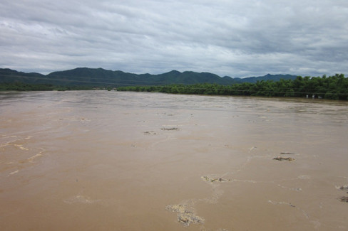 Lại một nữ sinh lớp 8 lội sông tự tử