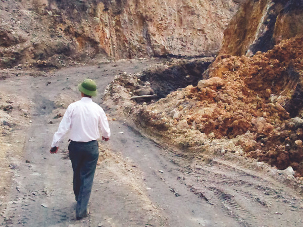 Công trường than trái phép giữa rừng phòng hộ