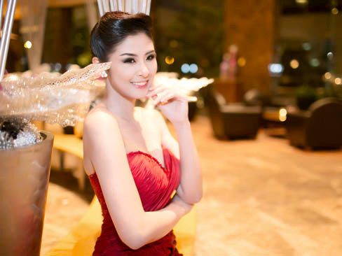 Ngọc Hân gợi cảm với váy xẻ táo bạo