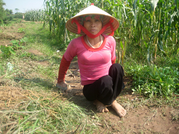 Người đàn bà đi trên hai tay