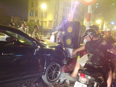 Ô tô Mazda 3 tông xe máy, đâm lan can cầu vượt