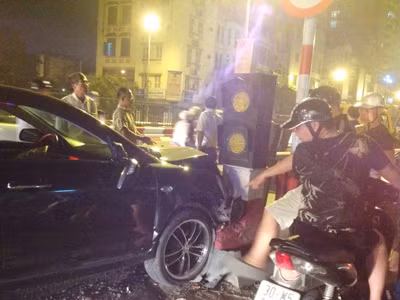 Ô tô Mazda 3 tông xe máy, đâm lan can cầu vượt