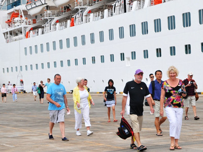 Rộn ràng khách ngoại “mở hàng” đầu năm