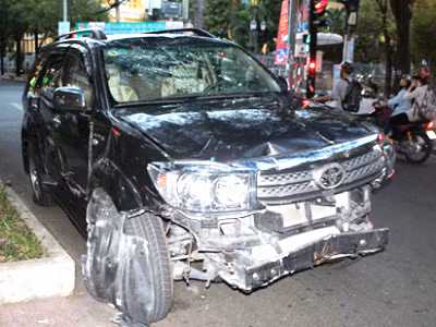 Xe Fortuner do ông Lê Tôn Thanh điều khiển bị bể nát dàn đầu sau khi gây ra vụ tông xe liên hoàn