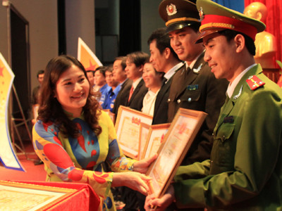 Chị Nguyễn Thị Hà - Bí thư T.Ư Đoàn trao bằng khen cho các tổ chức, cá nhân đạt thành tích xuất sắc Ảnh: Trường Phong