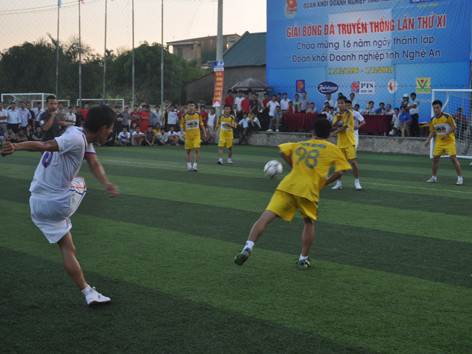 Bóng đá 'phủi' hút sao V-League