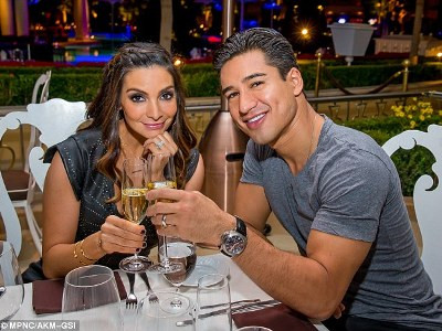 MC điển trai X Factor thản nhiên khoe quần rách đũng