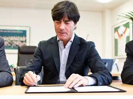 NÓNG: HLV Jochim Low chính thức gia hạn hợp đồng với tuyển Đức