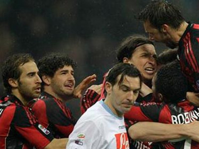 Milan vùi dập tan tác Napoli