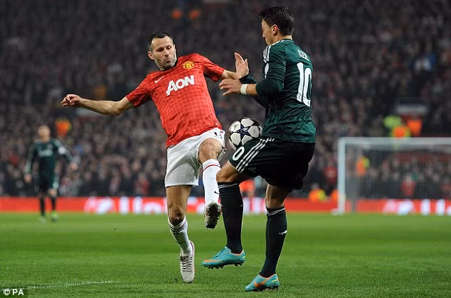 Ronaldo và trọng tài giúp Real Madrid vượt M.U