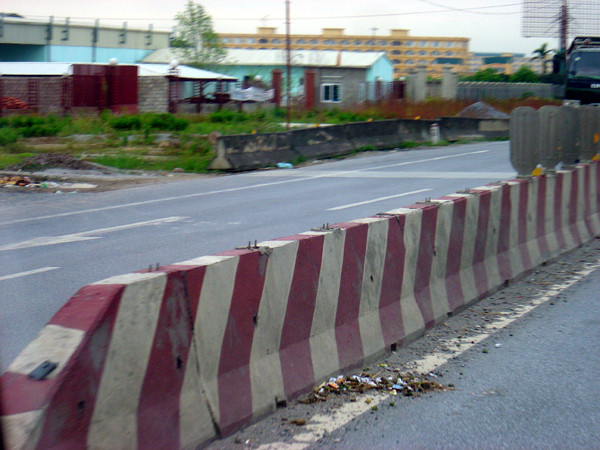 Thiết bị chống lóa trên quốc lộ 1A bị đập phá