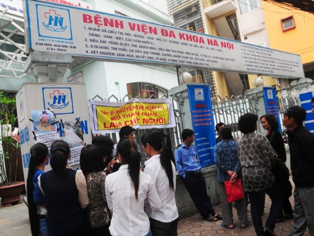 Đông đảo người thân nhà bệnh nhân Tưởng bao vây BV đa khoa Hà Nội sáng 14-11. Ảnh: Tuấn Nguyễn